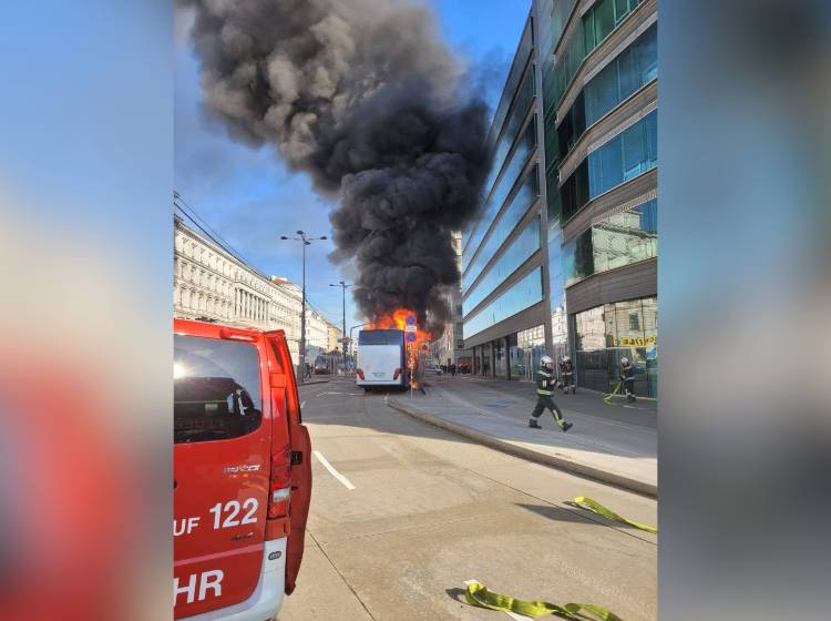 Bezirksflash: Reisebus in Flammen