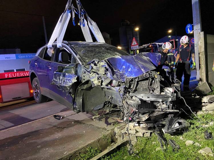 Autolenkerin kracht mit E-Auto in Betonmauer