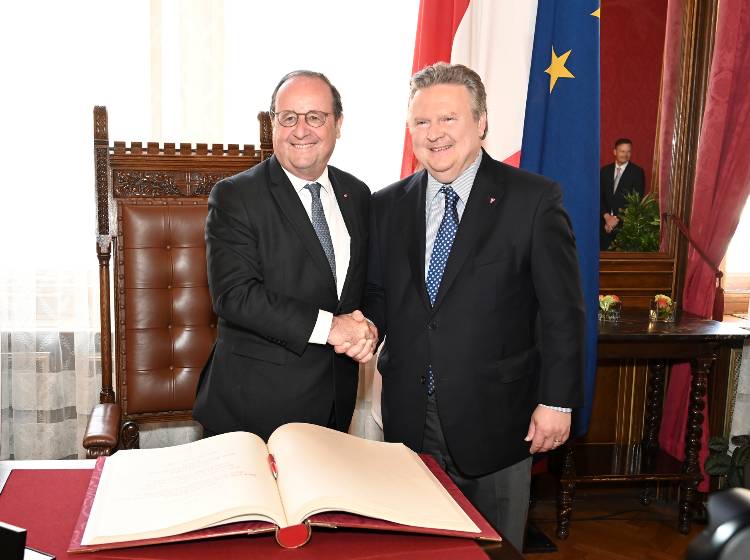 Hollande trägt sich ins Goldene Buch der Stadt Wien ein