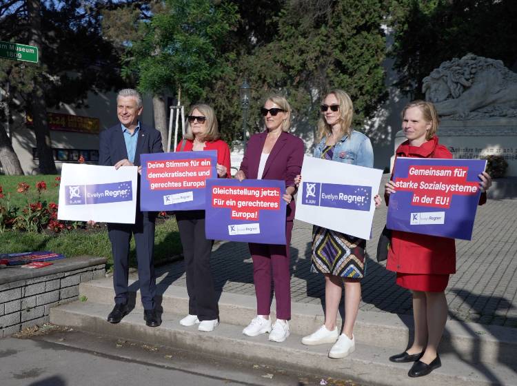 EU-Wahlkampfaktion am Siegesplatz Aspern