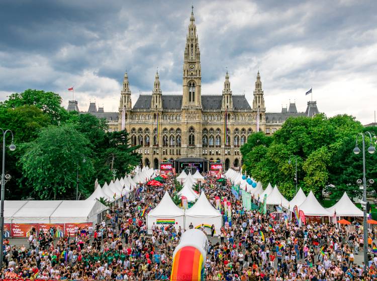 W24 LIVE von der Wiener Regenbogenparade