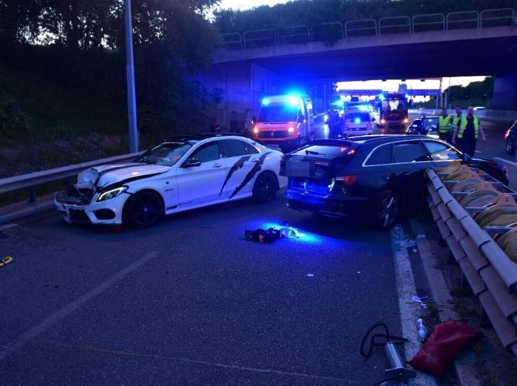 Jung-Raser touchiert Polizeiauto