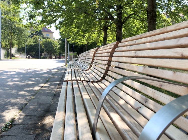 Bezirksflash: Neue Bänke im Märzpark