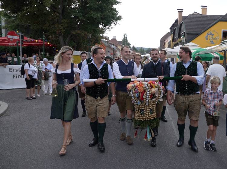 Tracht, Tradition und Polit-Prominenz am Neustifter Kirtag