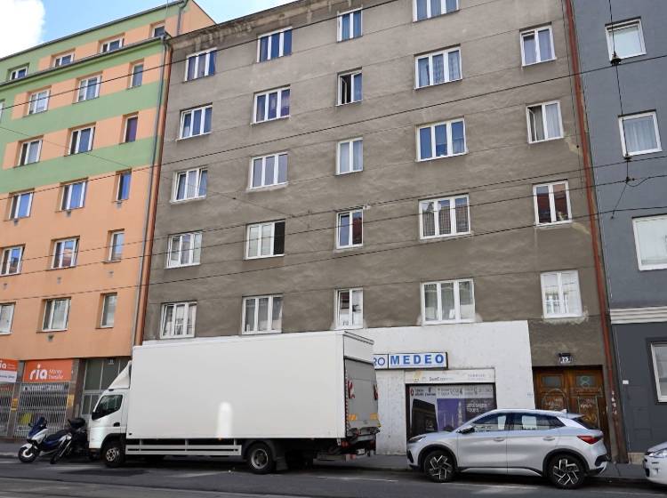 Quellenstraße: Frau nach Fenstersturz in kritischem Zustand