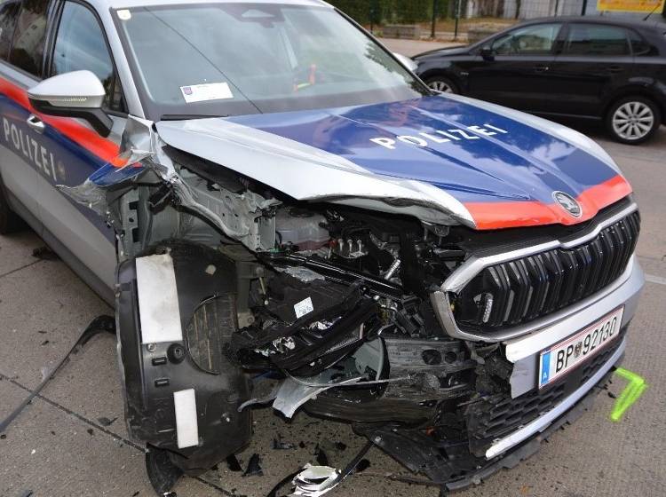 Favoriten: Flucht vor Polizei endet mit Crash