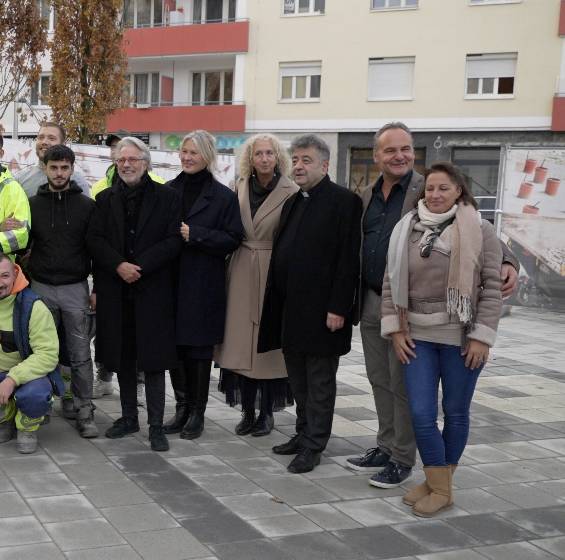 Besenballett und Pflasterkunst am Enkplatz