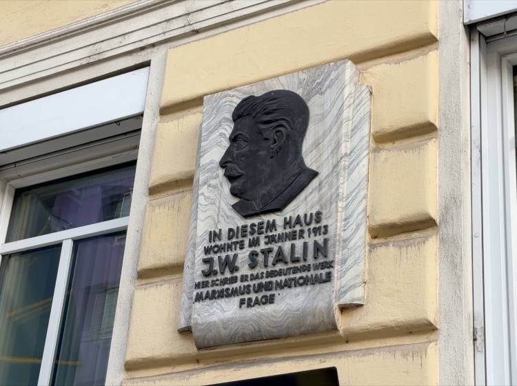 Stalin-Gedenktafel: Rot-Pink lässt Entfernung prüfen