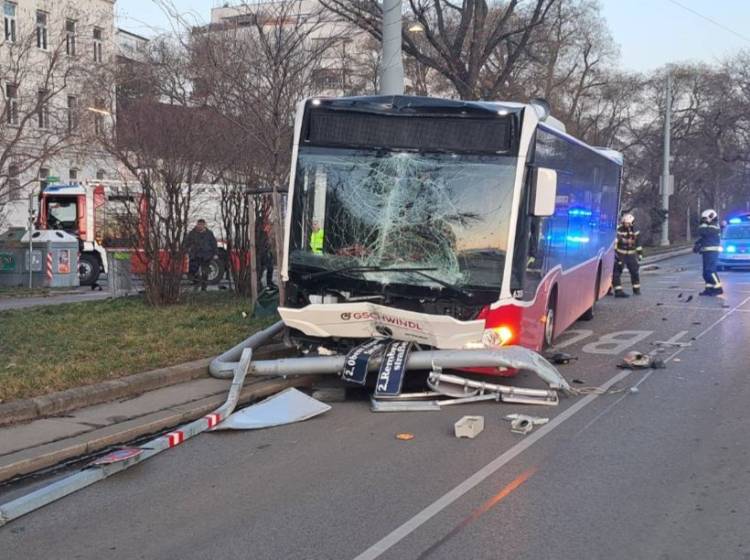 Bus kracht in Leopoldstadt gegen Lichtmast