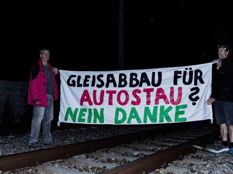 Stadtstraße: Protest auf Zuggleisen