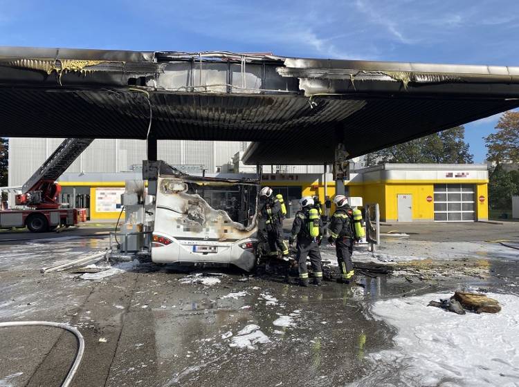 Wohnmobil brannte bei Tankstelle aus