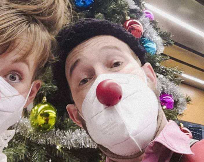 Rote Nasen Clowns auf Vorweihnachtsmission